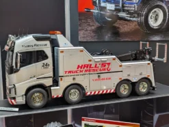 Tamiya 47528 Volvo FH16 Abschlepper 8x4 Bausatz 1:14 Vorlackiert