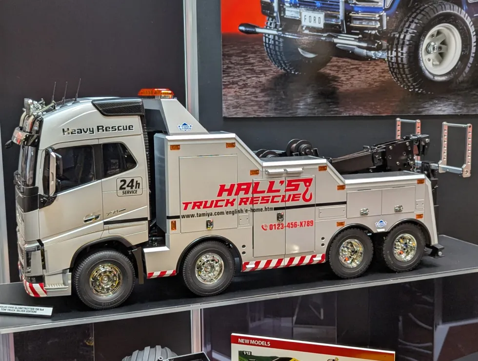Tamiya 47528 Volvo FH16 Abschlepper 8x4 Bausatz 1:14 Vorlackiert